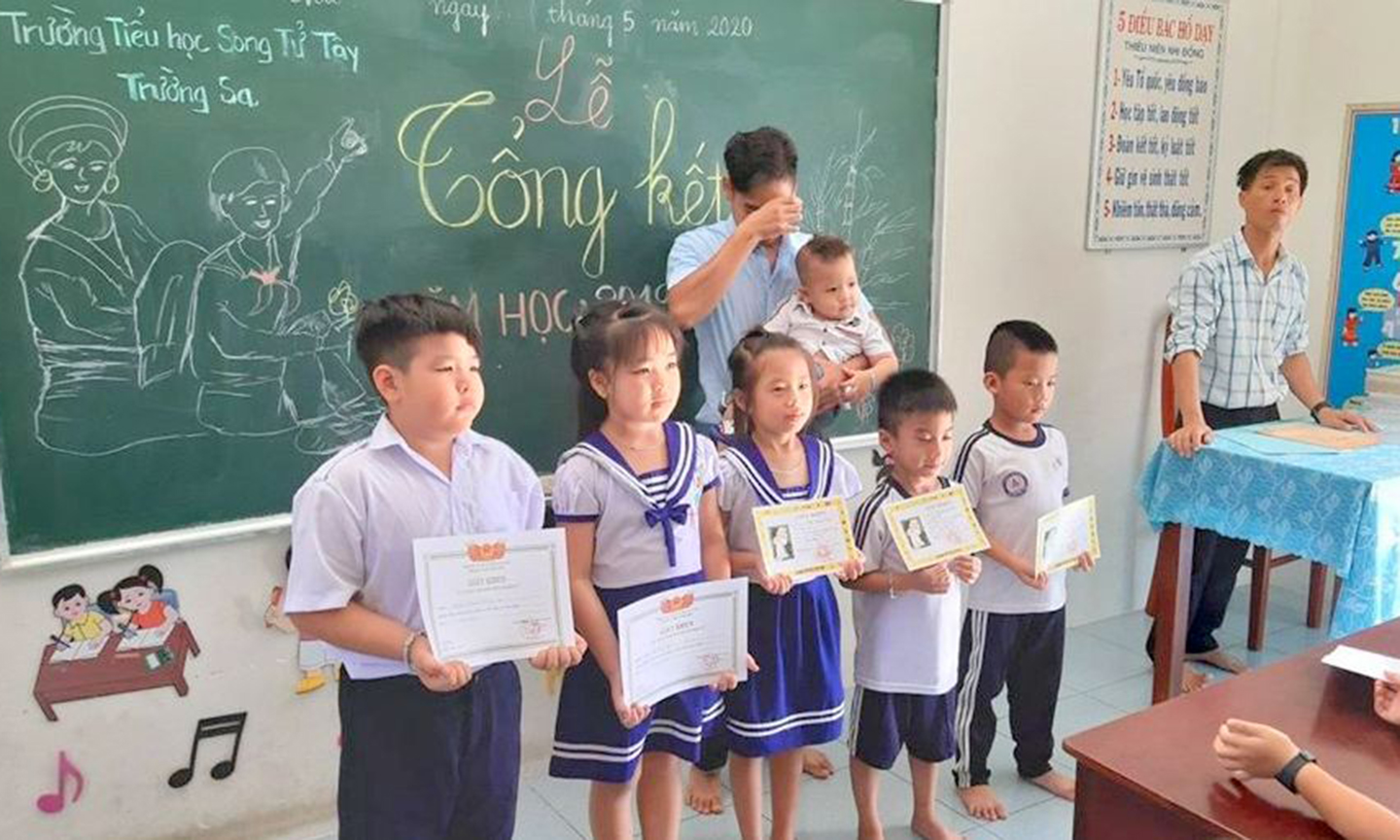 Bức ảnh ghi lại khoảnh khắc Ngọc xúc động khi chia tay học trò đã gây ấn tượng mạnh và nhiều cảm xúc.