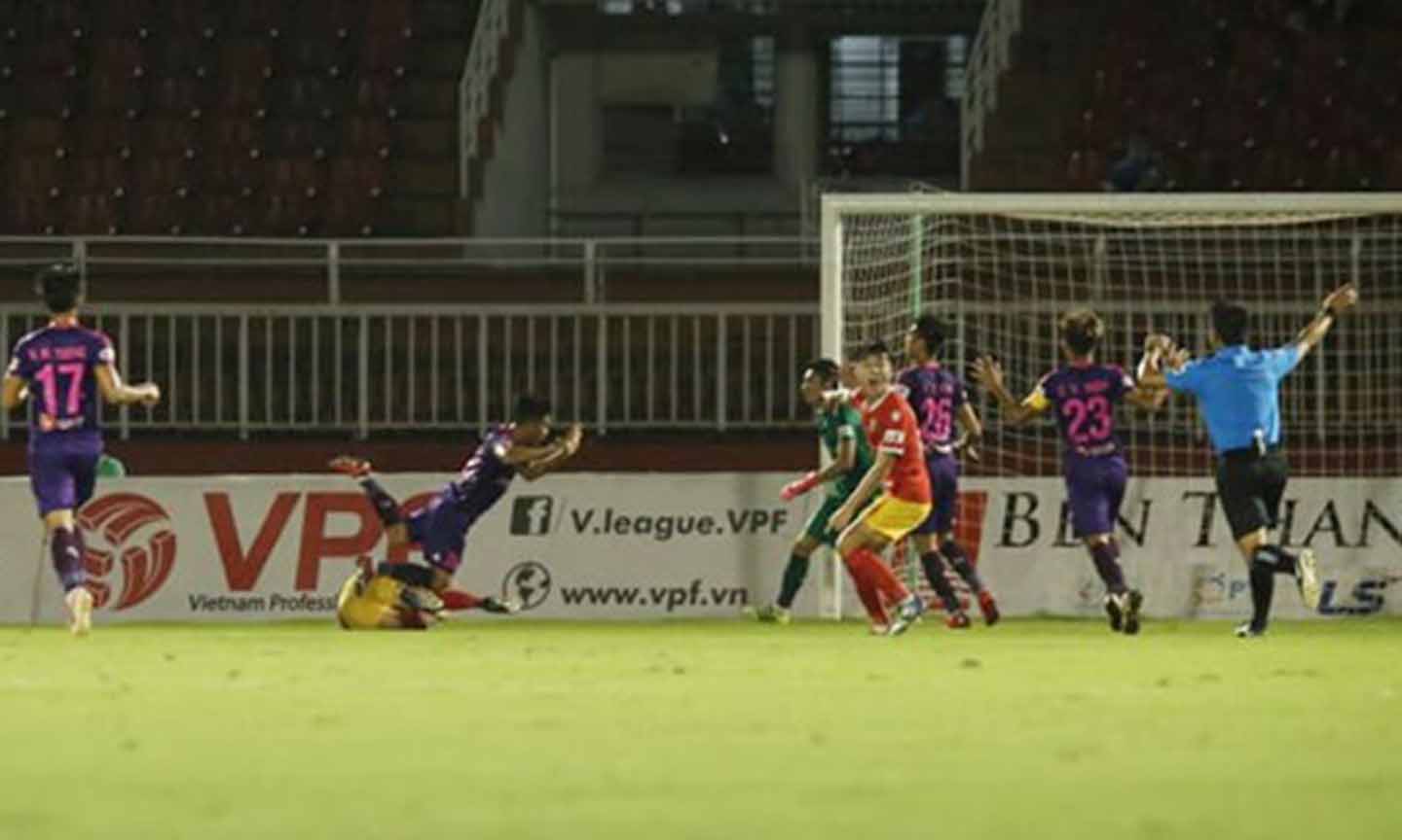 Trọng tài tiếp tục trở thành vấn đề nóng của V-League 2020 sau 6 vòng đấu đầu tiên. (Ảnh: VPF) 