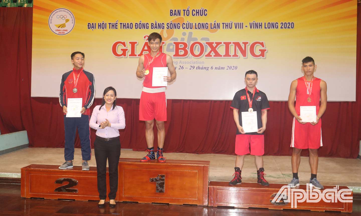 Phó Giám đốc Sở VH-TT&DL Nguyễn Thị Kim Chi trao thưởng cho các VĐV đạt thành tích.