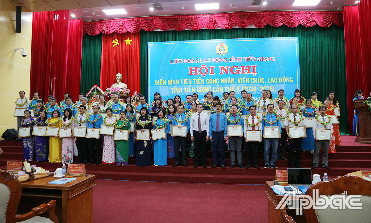 Khen thưởng các cá nhân, tập thể có thành tích thi đua xuất sắc giai đoạn 2015 - 2020 tại Hội nghị Điển hình tiên tiến CNVCLĐ tỉnh lần thứ X (2020 - 2025).