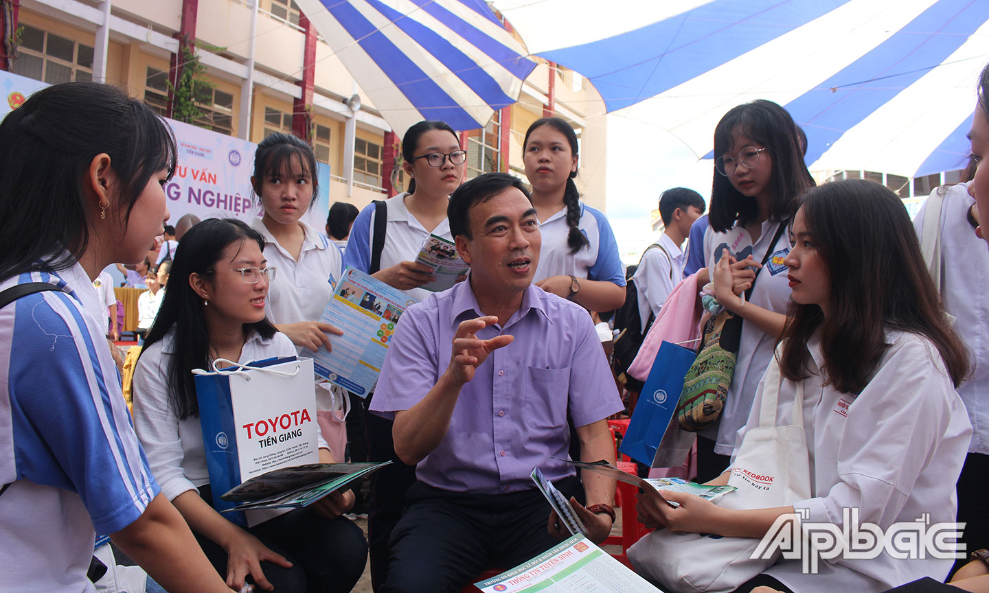 TS. Phạm Tấn Hạ, Phó Hiệu trưởng Trường Đại học Khoa học xã hội và Nhân văn TP. Hồ Chí Minh trao đổi với học sinh tại Ngày hội Tư vấn tuyển sinh, hướng nghiệp năm 2020.           Ảnh: Phương Phương