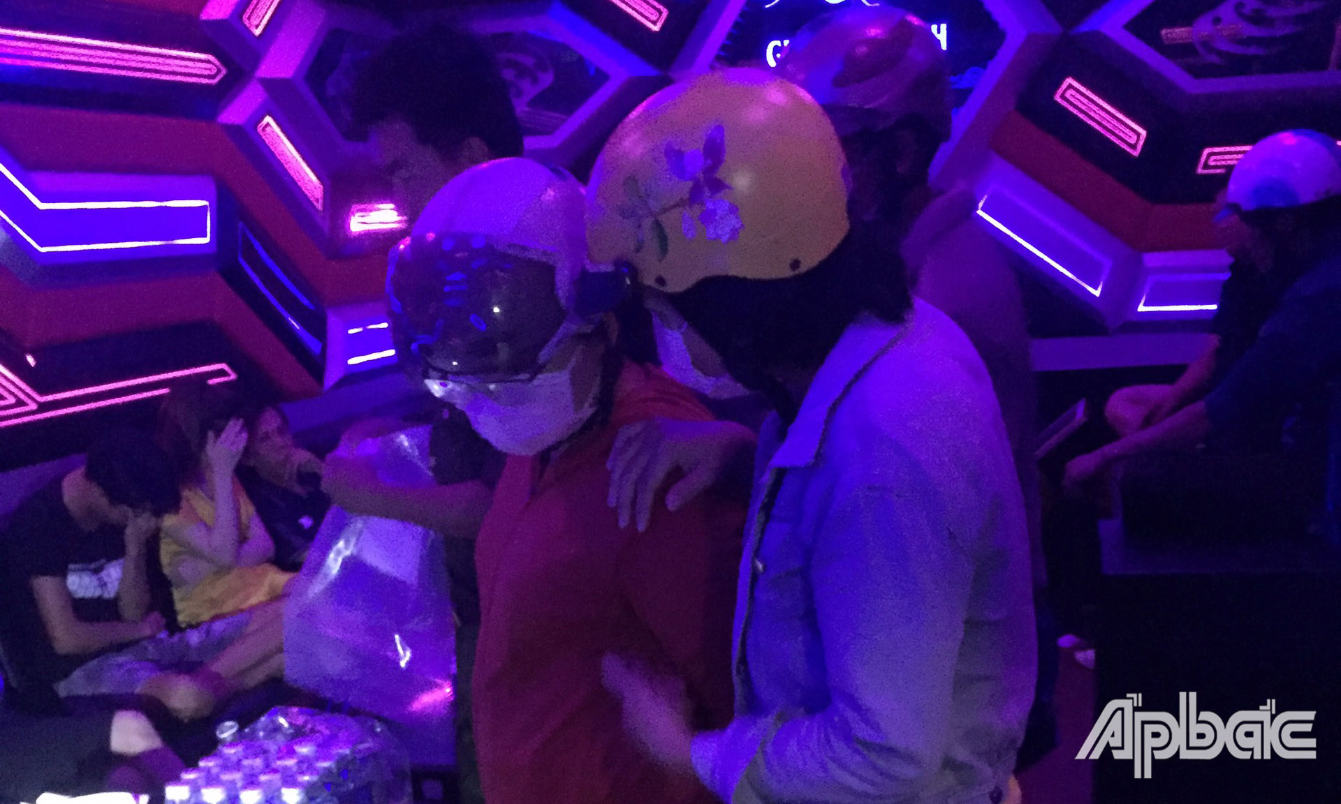 Lực lượng chức năng phát hiện 9 đổi tượng dương tính với chất ma túy tại quán karaoke Giai Điệu Xanh.