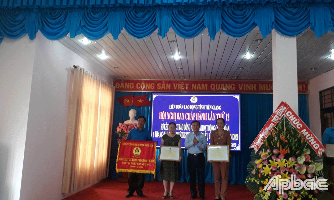 Cá nhân, tập thể có thành tích trong phong trào thi đua “Giỏi việc nước, đảm việc nhà” năm 2019 nhận khen thưởng từ Tổng LĐLĐ Việt Nam