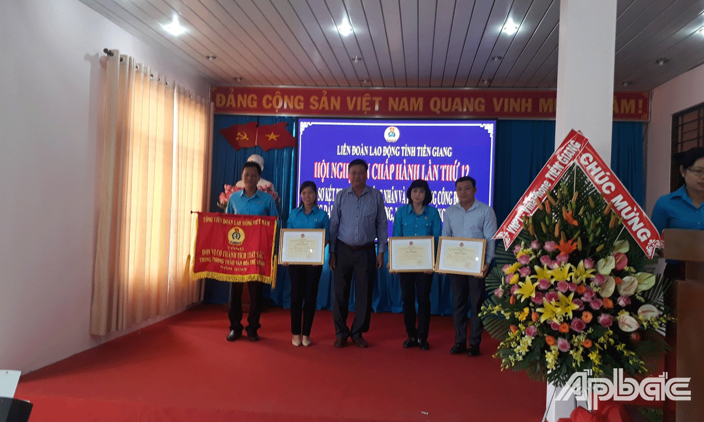 Cá nhân, tập thể có thành tích trong phong trào thi đua “Văn hóa, thể thao” năm 2019 nhận khen thưởng từ Tổng LĐLĐ Việt Nam