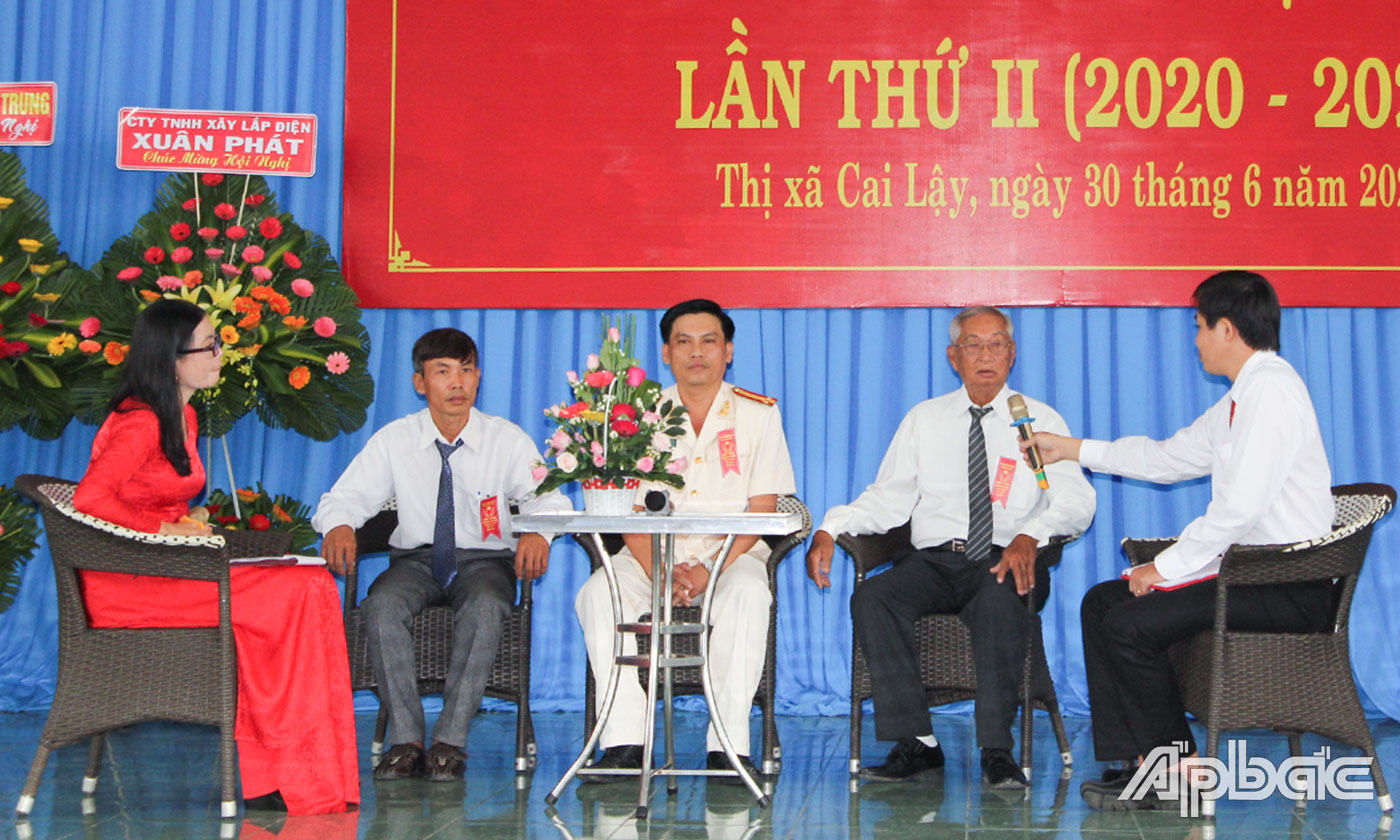 Giao lưu các điển hình tiên tiến.