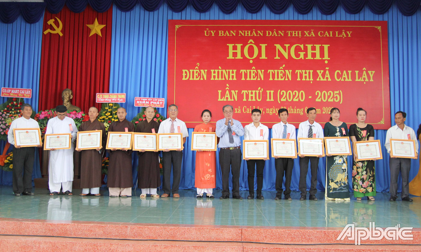 Phó Bí thư Thị ủy Cai Lậy Nguyễn Tấn Hùng trao Giấy khen cho các cá nhân có thành tích.