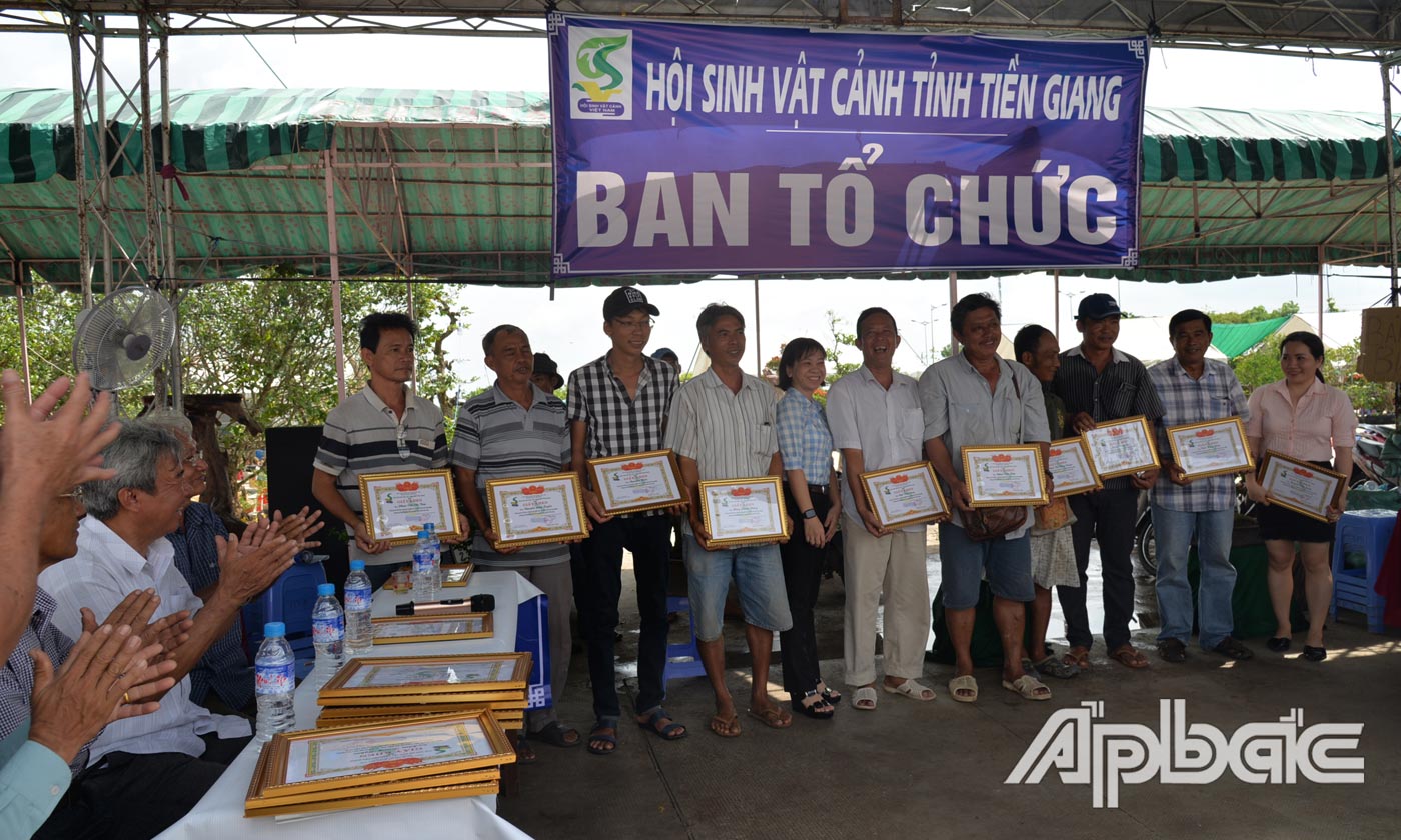 Hội Sinh vật cảnh trao giấy khen cho các tập thể, cá nhân.