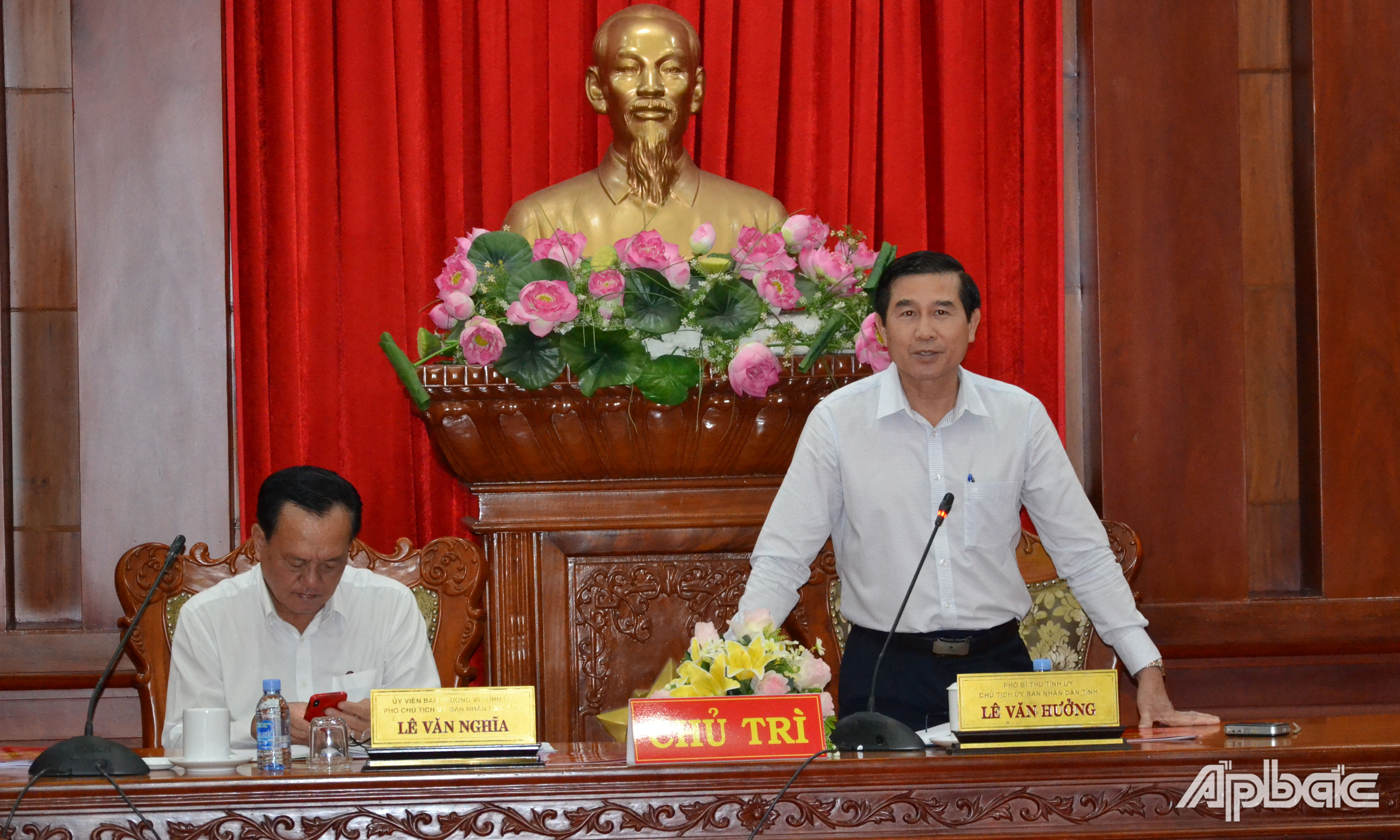 Chủ tịch UBND tỉnh Lê Văn Hưởng phát biểu tại phiên họp.