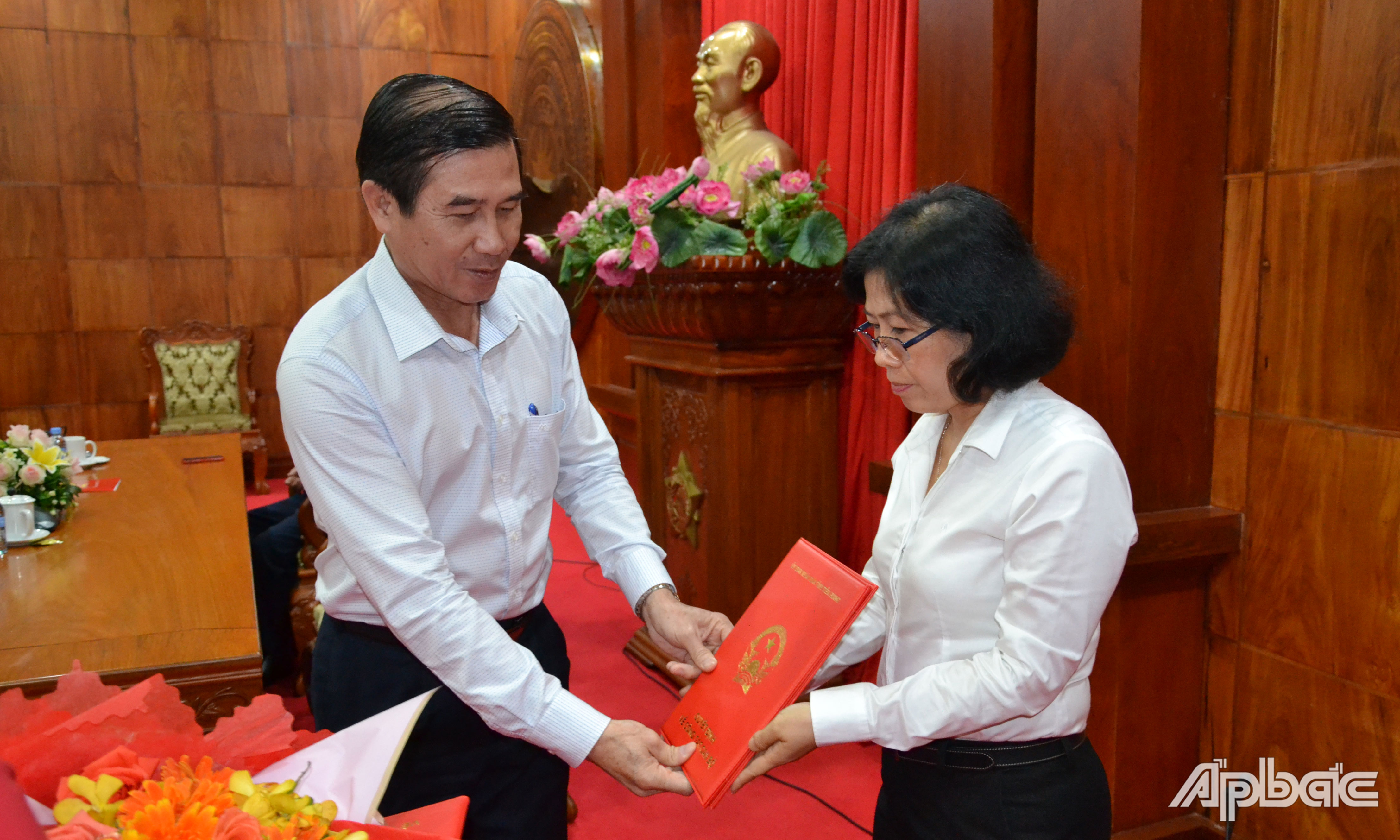 Đồng chí Lê Văn Hưởng trao quyết định điều động đồng chí Phạm Thị Mai Tiên, Chánh Văn phòng Đoàn Đại biểu Quốc hội, HĐND, UBND tỉnh đến Văn phòng Tỉnh ủy nhận công tác từ ngày 1-7-2020