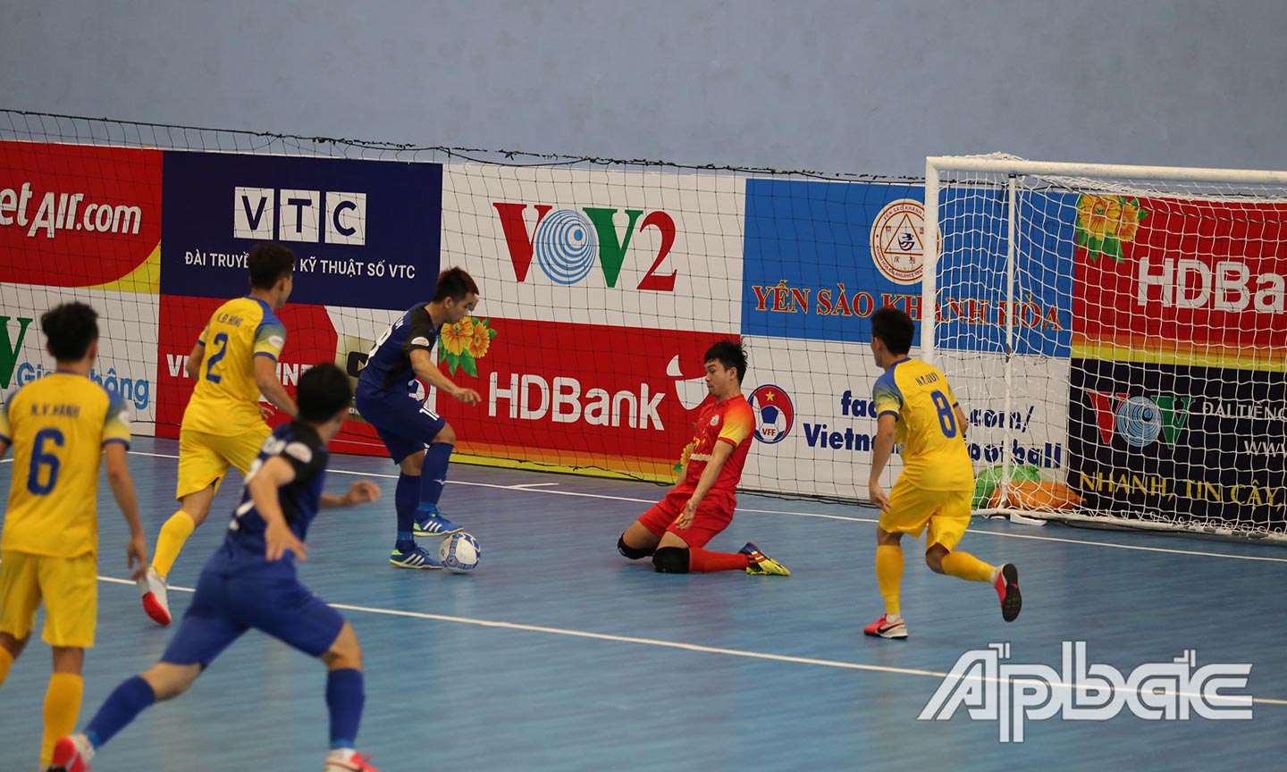 Trận đấu 2 đội diễn ra kịch tính.