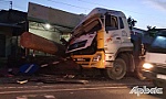 Xe đầu kéo tông dải phân cách, hàng loạt phương tiện nối đuôi trên Quốc lộ 1