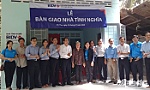 Bàn giao nhà tình nghĩa cho bà Bùi Thị Lùn