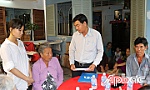 Thăm hỏi gia đình có 2 người tử vong do tai nạn giao thông