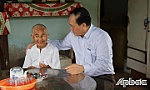 Đồng chí Lê Văn Nghĩa thăm, tặng quà gia đình chính sách tại huyện Gò Công Đông