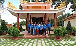 Chi đoàn Báo Ấp Bắc về nguồn tại Di tích lịch sử Đình Long Hưng
