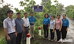 Gắn biển chào mừng Ngày thành lập Công đoàn cho công trình đường N815-16