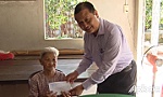 Bí thư Thị ủy Cai Lậy thăm, tặng quà gia đình chính sách