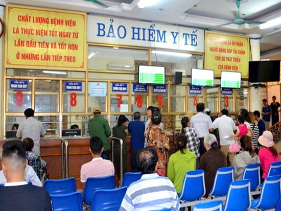 Bệnh nhân BHYT nhận  thuốc tại quầy cấp phát thuốc BHYT.
