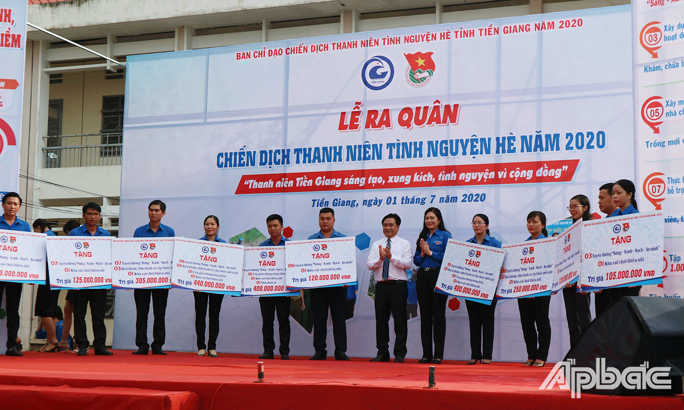 Ban Chỉ đạo đã vận động và trao tặng các công trình cho 11 đơn vị huyện, thị, thành trên địa bàn tỉnh