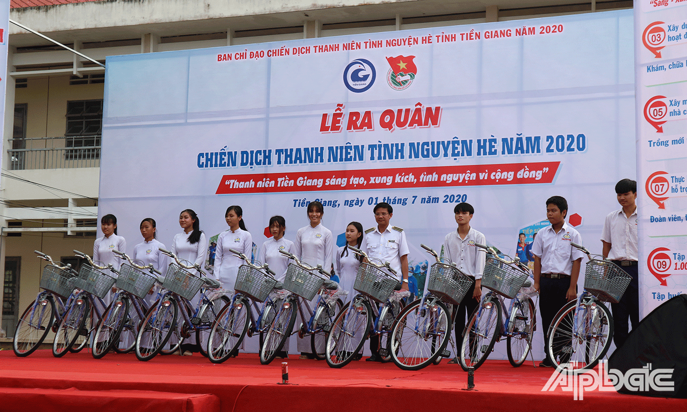 Ban tổ chức đã trao tặng 10 chiếc xe đạp cho học sinh huyện Chợ Gạo có hoàn cảnh khó khăn về phương tiện đến trường