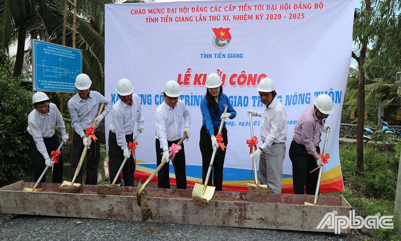Khởi công xây dựng 1 cầu giao thông nông thôn
