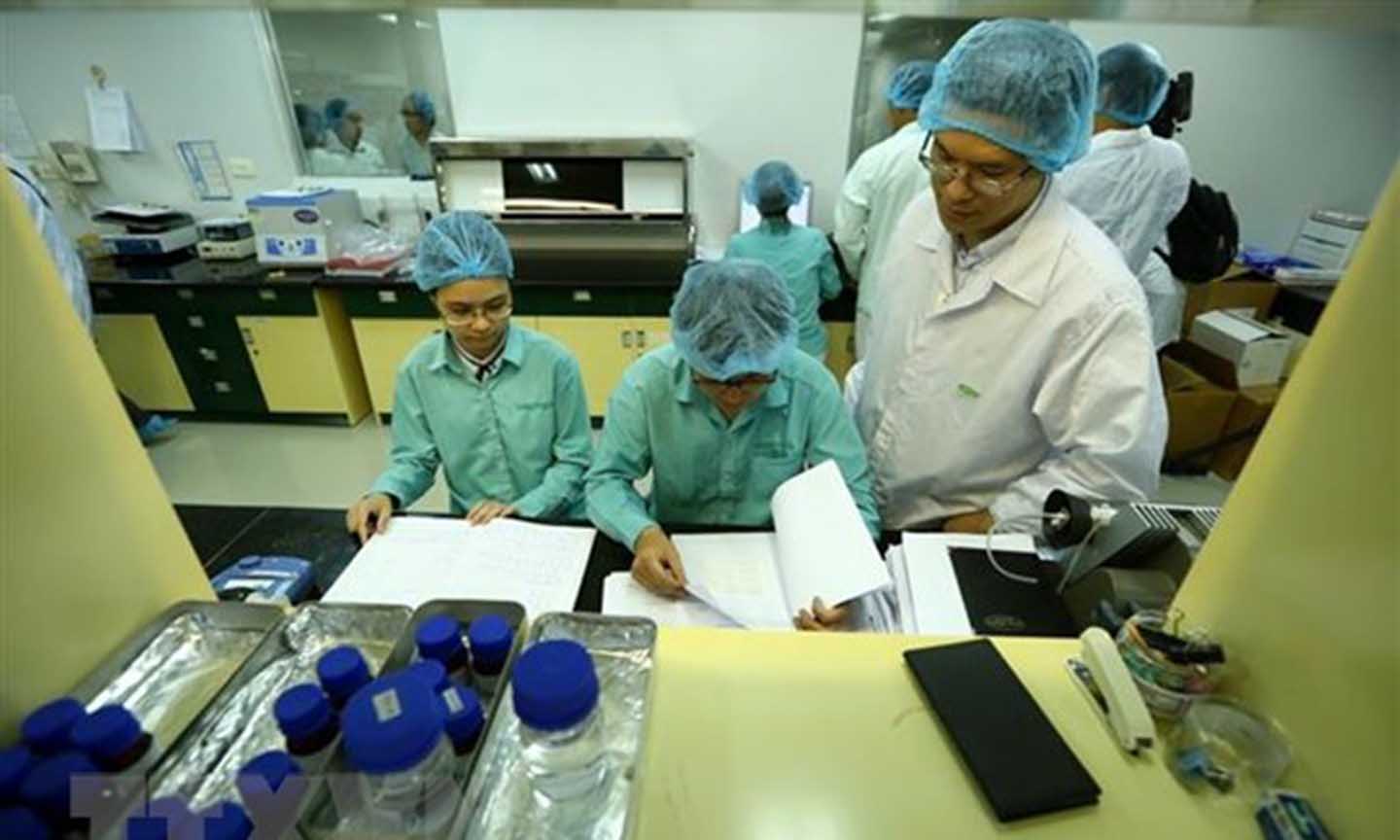: Nhóm chuyên gia của Vabiotech đã cử 2 thành viên sang nước Anh từ tháng 2, phối hợp với Đại học Bristol gấp rút tạo chủng kháng nguyên trong gần hai tháng. Tới khi về Việt Nam, nhóm tiếp tục túc trực tại phòng thí nghiệm trong hơn một tháng để hoàn thành dự tuyển Vắc xin. (Ảnh: Minh Quyết/TTXVN)