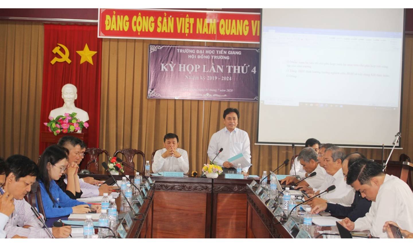 Quang cảnh buổi họp. 