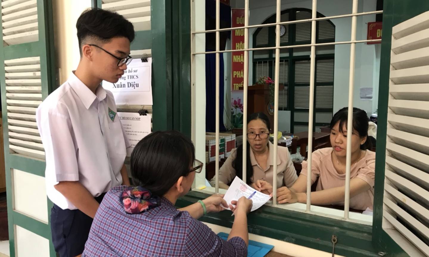 Nộp hồ sơ tại Trường THPT Nguyễn Đình Chiểu. 