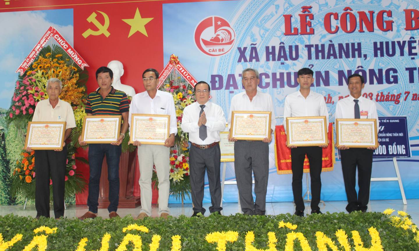Trao Bằng khen của UBND tỉnh cho các cá nhân. 