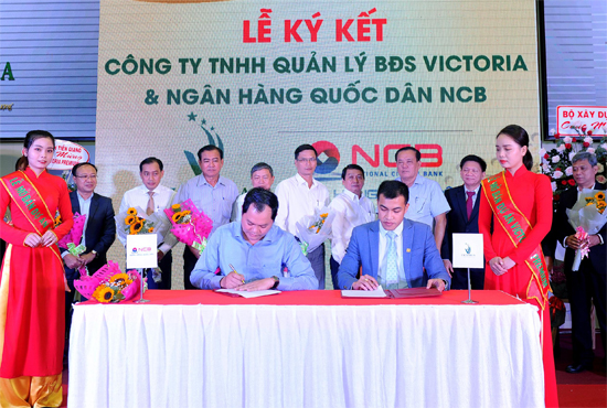 Nghi thức ký kết giữa Công ty Victoria chi nhánh Tiền Giang và Ngân hàng NCB chi nhánh Tiền Giang.