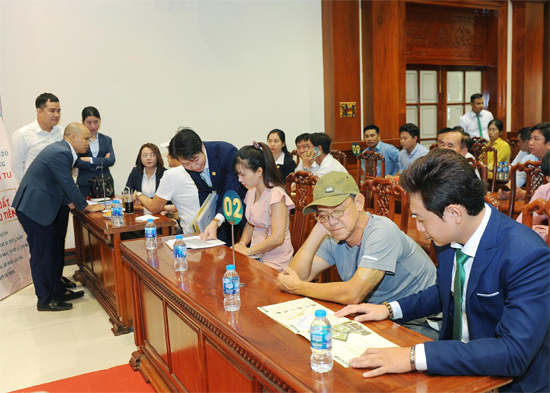  Đội ngũ chuyên viên tư vấn đang hỗ trợ khách hàng lựa chọn căn hộ.