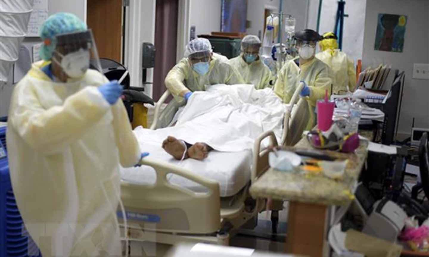 Nhân viên y tế chuyển bệnh nhân mắc COVID-19 tại một bệnh viện ở bang Texas, Mỹ. (Ảnh: AFP/TTXVN)