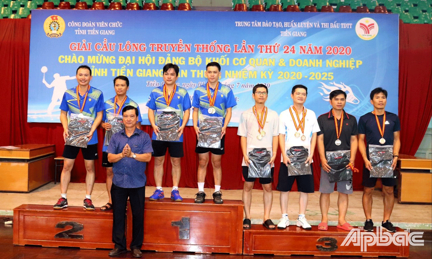Ban tổ chức trao giải cho các  vận động viên đoạt giải