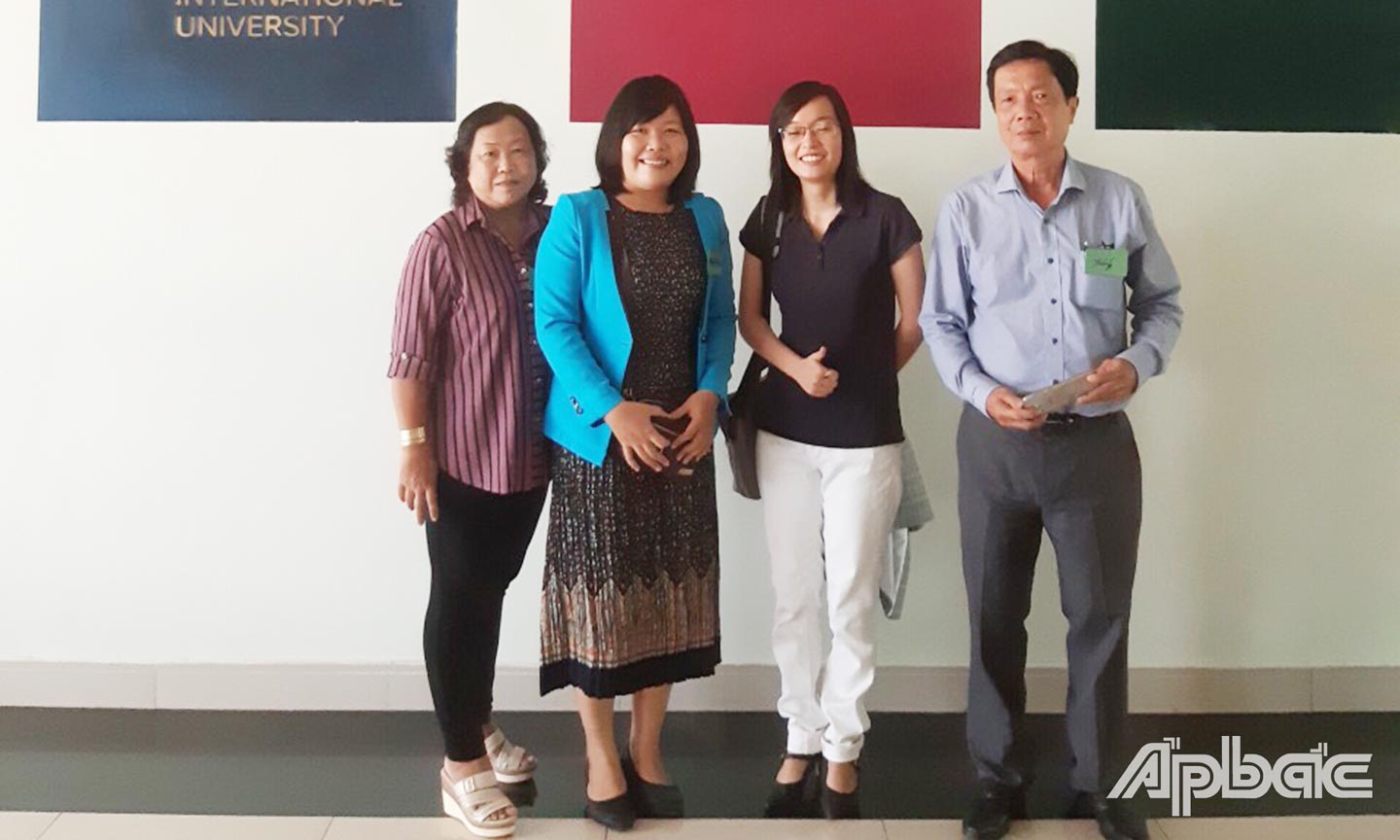 Cô Tuyên (bìa trái) sản xuất sản phẩm “Hộp gỗ” đoạt giải A tại Hội thi “Ý tưởng phụ nữ sáng tạo, khởi nghiệp” năm 2020.