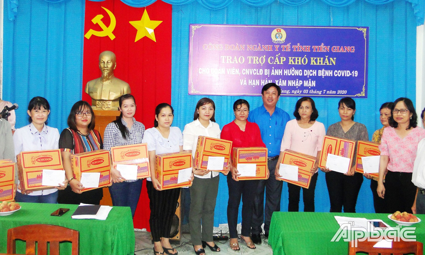 Đoàn viên, CNVCLĐ Trung tâm Y tế thị xã Gò Công nhận trợ cấp khó khăn.