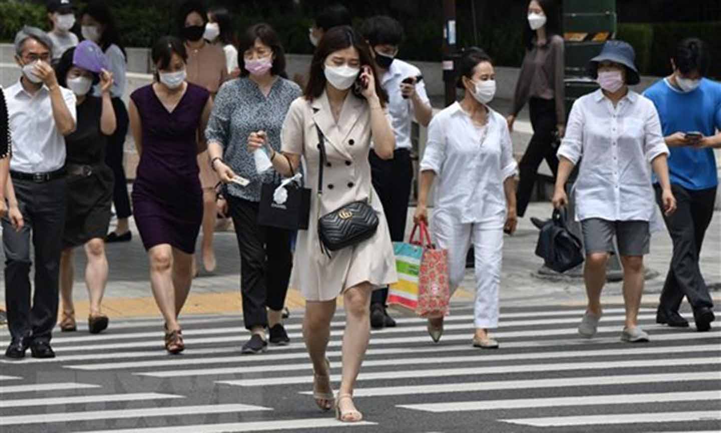 Người dân đeo khẩu trang phòng lây nhiễm COVID-19 tại Seoul, Hàn Quốc, ngày 23/6/2020. (Ảnh: AFP/TTXVN)
