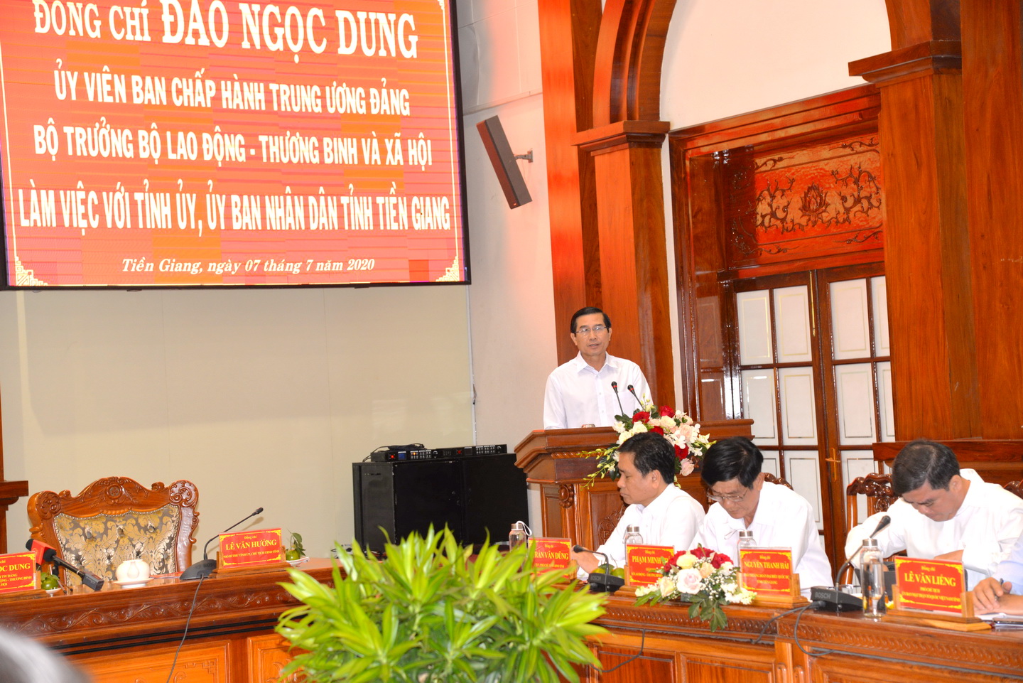 Chủ tịch UBND tỉnh Tiền Giang Lê Văn Hưởng giải đáp những thắc mắc của thành viên đoàn công tác Bộ LĐ-TB&XH