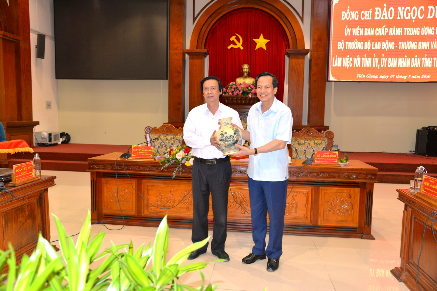 Bộ trưởng Đào Ngọc Dung trao quà lưu niệm cho đồng chí Nguyễn Văn Danh