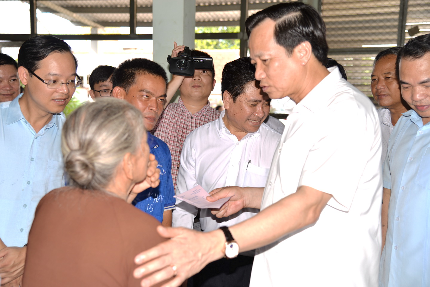 Bộ trưởng Đào Ngọc Dung thăm hỏi học viên và thân nhận học viên cơ sở cai nghiện ma túy