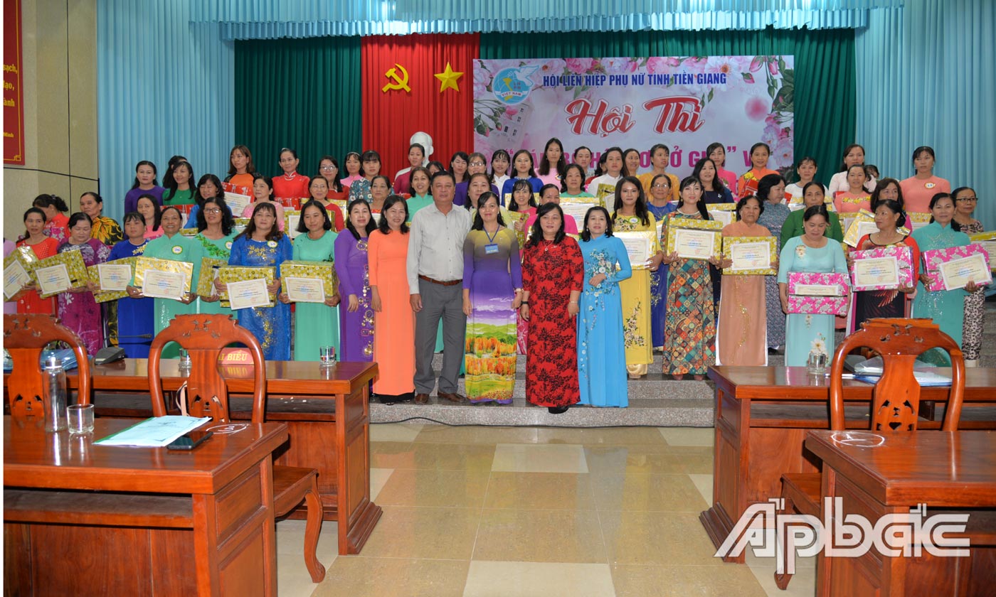 Trao giấy chứng nhận cho 56 thí sinh.