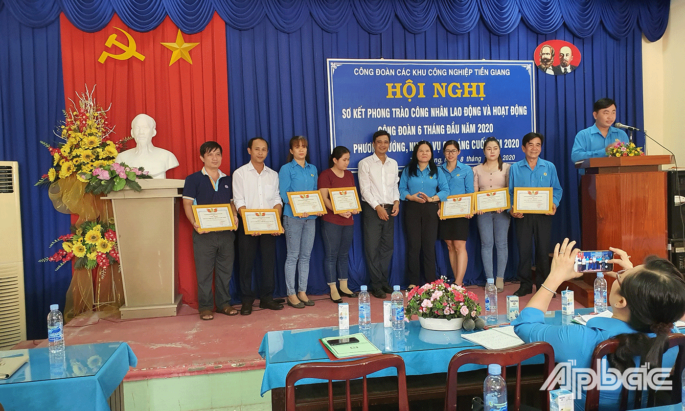 Lãnh đạo Công đoàn Các khu công nghiệp tỉnh Tiền Giang cho các tập thể có thành tích xuất sắc trong các hoạt động 6 tháng đầu năm 2020