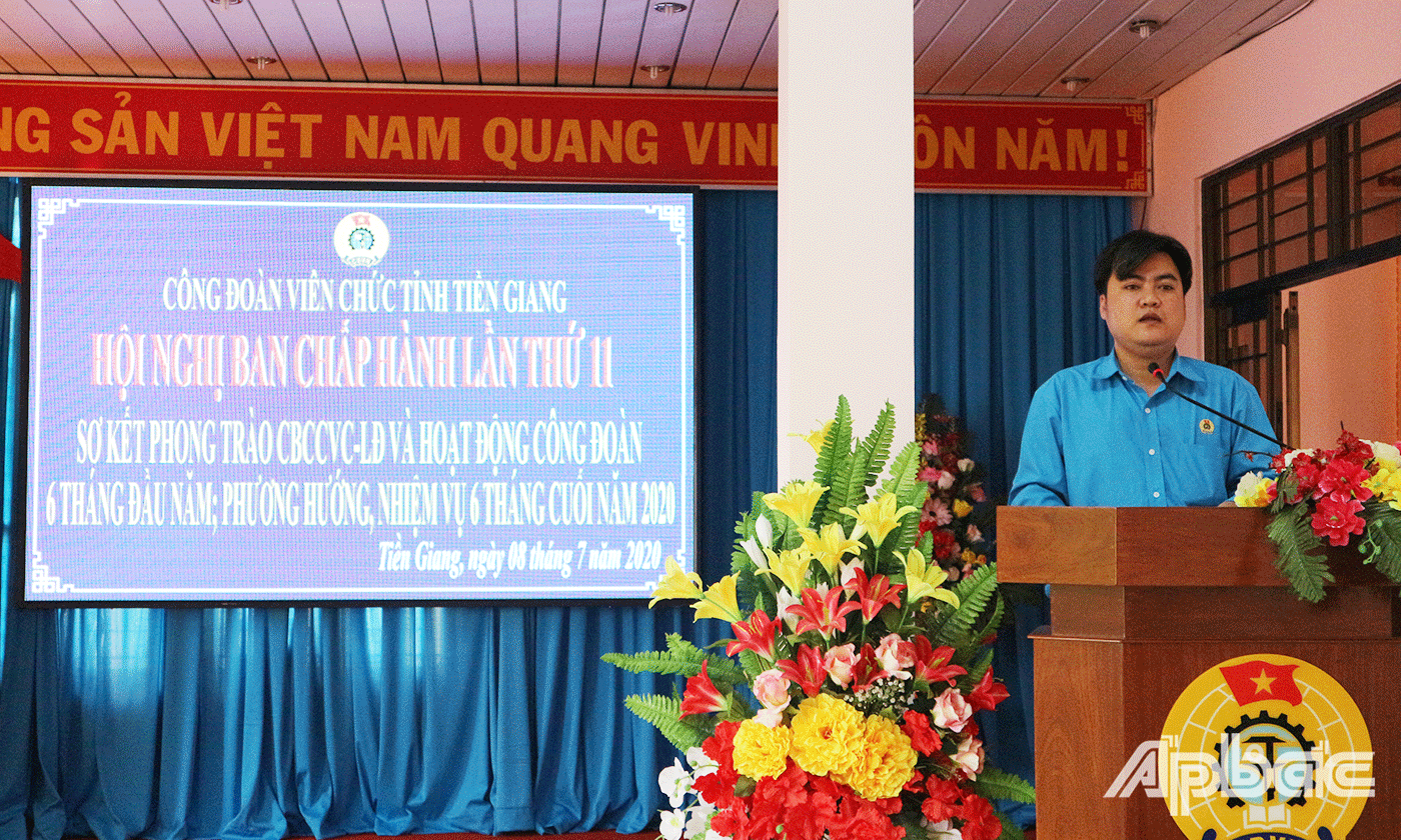 Chủ tịch Công đoàn Viên chức Tiền Giang Đặng Văn Chiến phát biểu tại hội nghị
