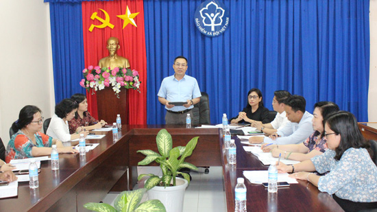 Giám đốc BHXH tỉnh Võ Khánh Bình phát biểu trong cuộc họp 3 ngành: BHXH, Y tế và Bưu điện chuẩn bị công tác tổ chức Lễ ra quân.