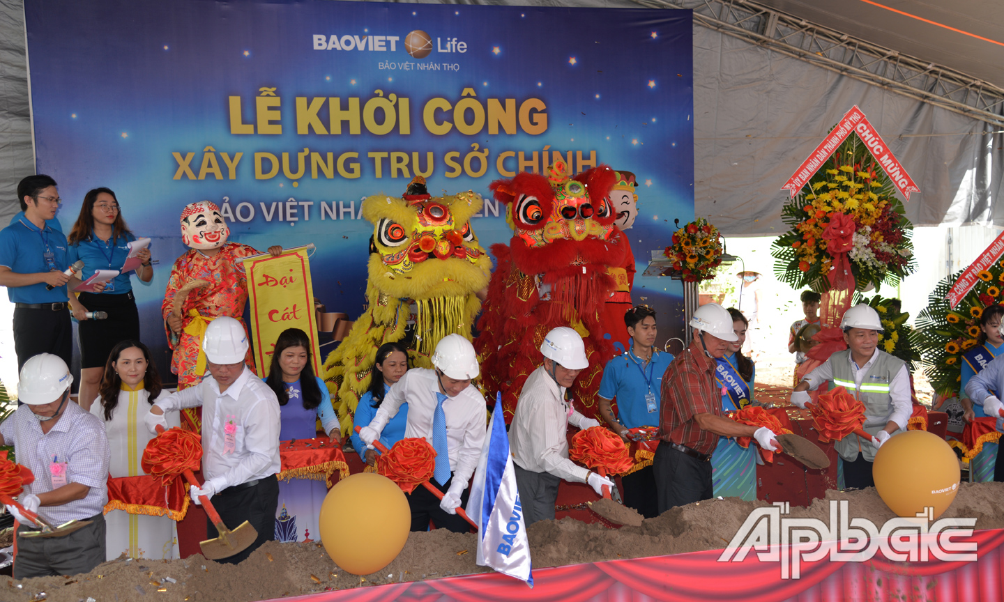 Lễ khởi công xây dựng trụ sở.