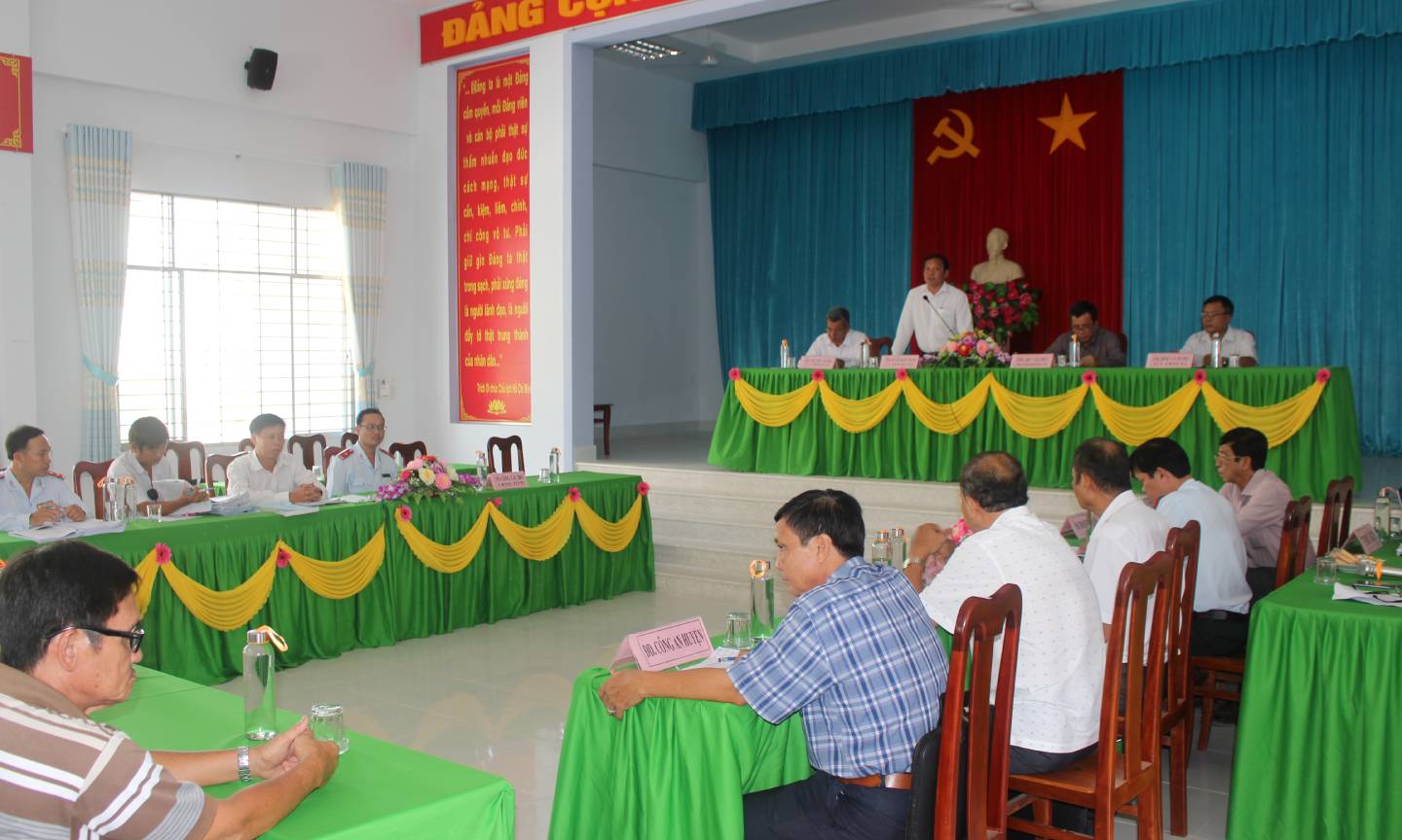  Quang cảnh buổi gặp gỡ ở xã An Hữu. 