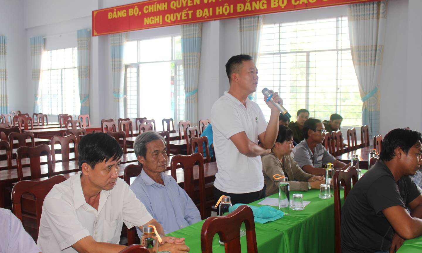 Người dân xã An Hữu phát biểu ý kiến. 
