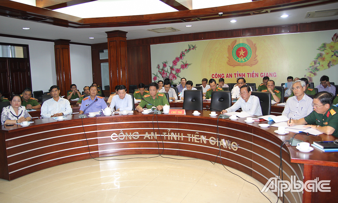 Quang cảnh điểm cầu Tiền Giang.
