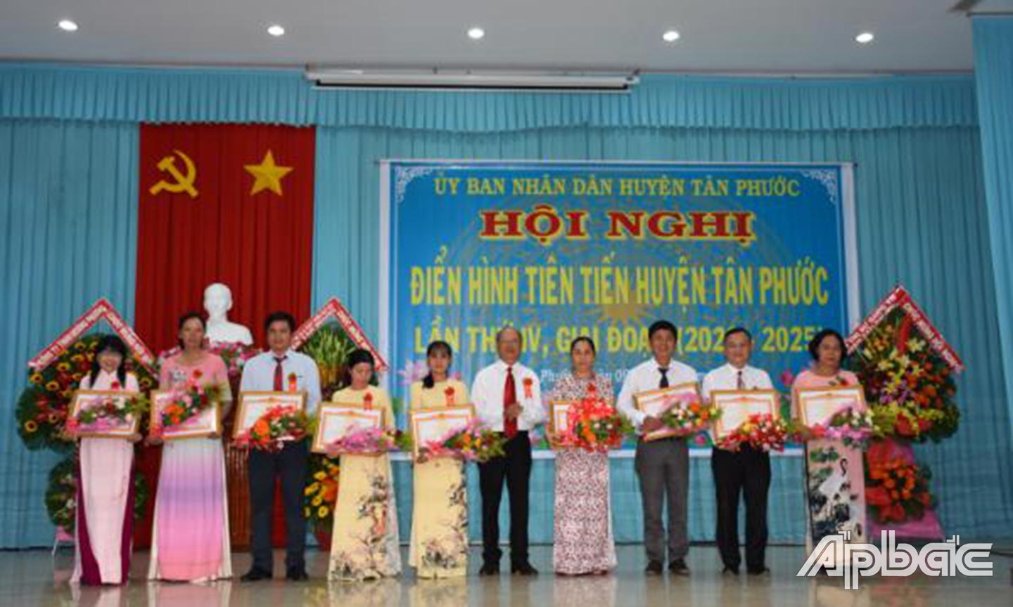 Các tập thể, cá nhân được khen thưởng tại hội nghị.