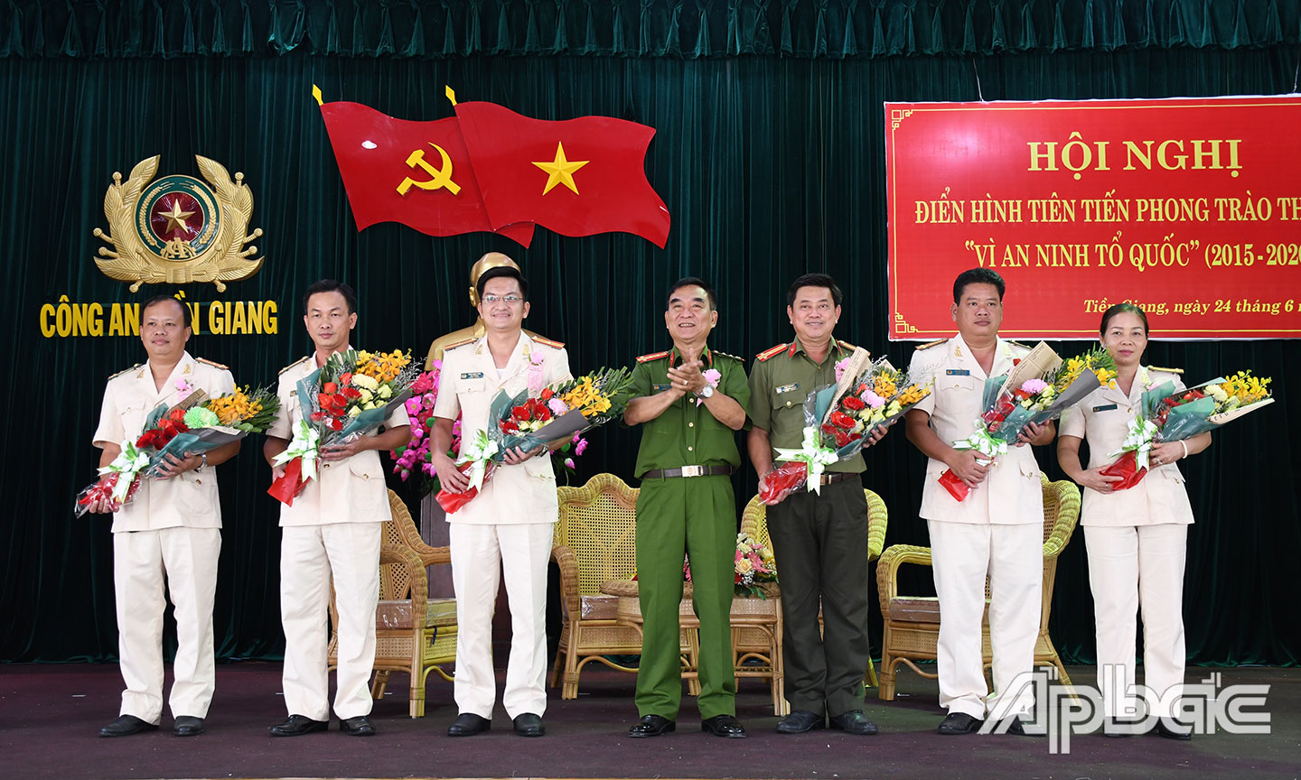 Trung tá Nguyễn Văn Ngưng, Phó Trưởng phòng An ninh đối nội (thứ hai từ trái sang) đại diện tập thể đơn vị  tham gia chương trình giao lưu, trao đổi kinh nghiệm, mô hình hiệu quả trong tổ chức thực hiện phong trào thi đua “Vì an ninh Tổ quốc” tại Hội nghị điển hình tiên tiến Công an Tiền Giang 2015 - 2020. 		  Ảnh: ĐẶNG THANH