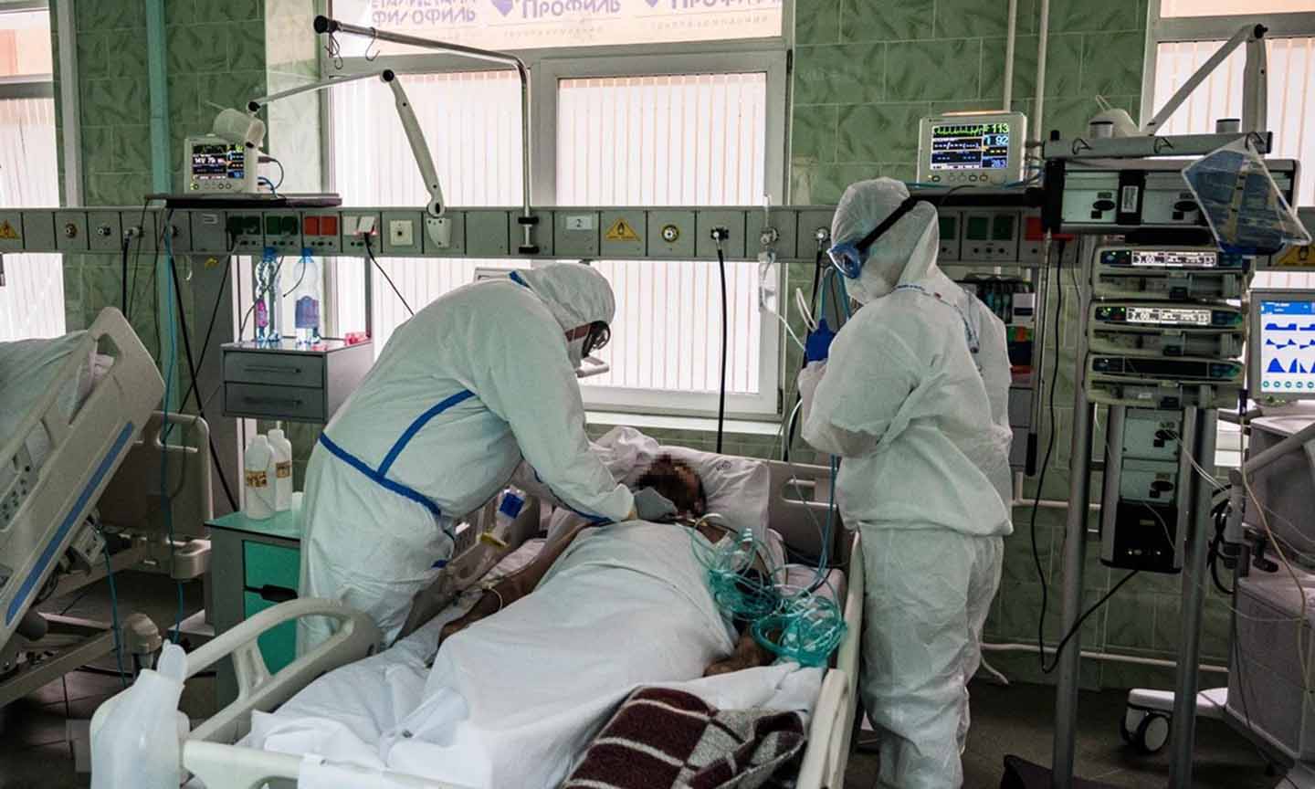 Nhân viên y tế điều trị cho bệnh nhân COVID-19 tại bệnh viện ở Moskva, Nga, ngày 17-5 vừa qua. (Ảnh: AFP/TTXVN) 